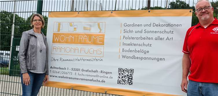 Der 2. Vorsitzende des GSV Ludger Hoppe nach Anbringen der Bandenwerbung mit der neuen Sponsorin Ramona Fuchs. Foto: privat