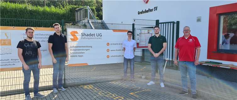 Der 2. Vorsitzende des GSV Ludger Hoppe (r.) nach Anbringen der Bandenwerbung mit (v.l.) Christian Surges, Aaron Visang, Finn Nicolaysen und Nils Schumann von der Firma Shadet UG. Foto: privat
