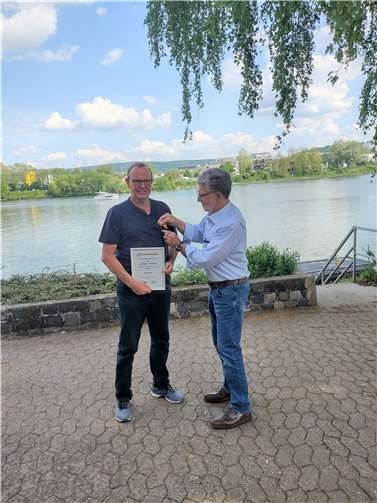 Der 2. Vorsitzende des Neuwieder Wassersportvereins, Jürgen Straub, der beim Kanutag des Kanuverbandes Rheinland vom Präsidenten, Edmund Hommen (rechts) für seine besonderen Verdienste geehrt wurde. Foto: Neuwieder Wassersportverein