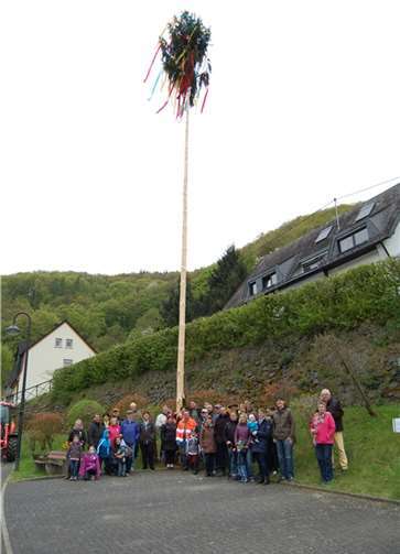 Der 20 Meter große Maibaum in Rheineck steht.