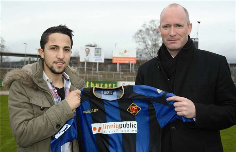 Der 20-jährige Cemal Kaldirim schließt sich der TuS Koblenz an und wechselt vom türkischen Traditionsverein Bursaspor zum Team von Cheftrainer Peter Neustädter. Hier zu sehen mit TuS-Geschäftsführer Ulrich Schulte- Wissermann.Privat