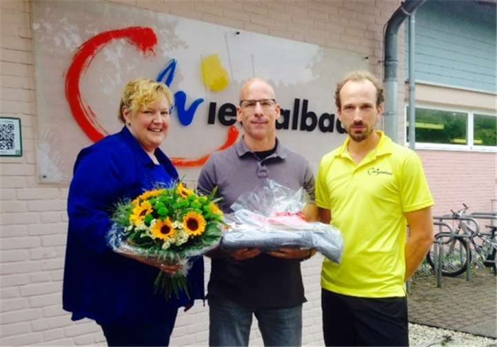 Der 20.000 Besucher wurde mit Freikarten, Saunatuch und Blumenstrauß überrascht.Wiedtalbad