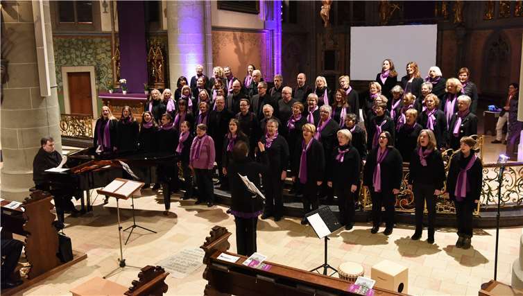 Der 2006 gegründete Gospelchor der Evangelischen KirchengemeindeBad Neuenahr füllte den Altarraum von Sankt Laurentius aus. Foto: -FIX-