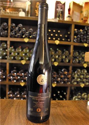 Der 2009er Neuenahrer Sonnenberg Spätburgunder trocken „R“ Goldkapsel für den DFB ist mit der Goldenen Kammerpreismünze ausgezeichnet. Ein Restkontingent ist im Weingut Peter Kriechel noch zu haben.