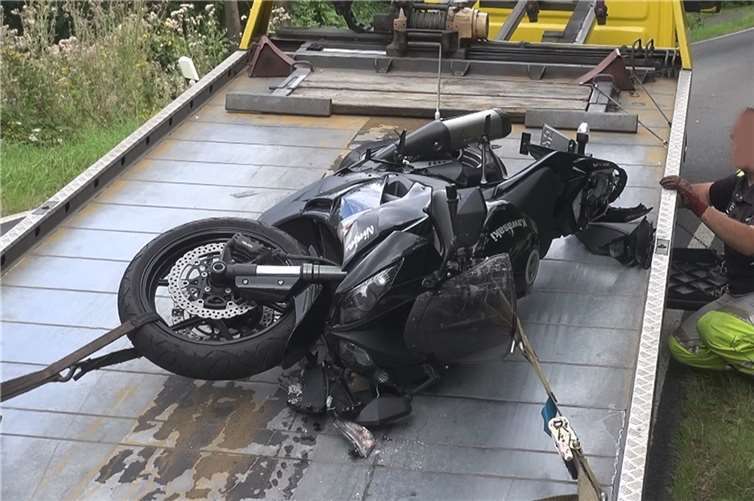 Der 21-jährige Fahrer und seine 17-jährige Sozia wurden bei der Kollision schwer verletzt. Foto: WinklerTV