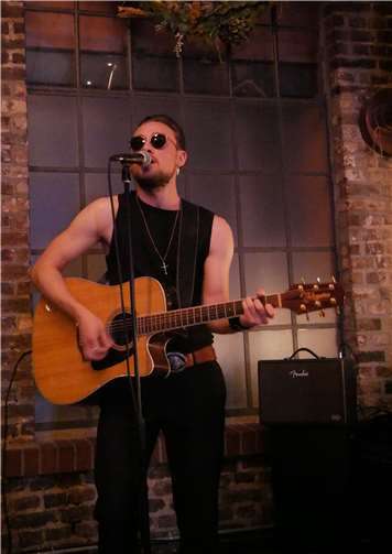 Der 21-jährige Musiker „Jisrael“ zeichnet sich durch eine einzigartige Mischung aus verschiedenen Musikgenres aus. Foto: privat