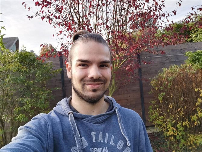 Der 23-Jährige packt in seiner Heimat kräftig an.  Foto: privat