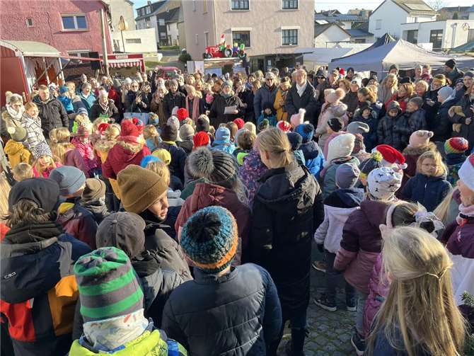 Der 24. Weihnachtsmarkt lockte wieder zahlreiche Besucherinnen und Besucher auf den festlich geschmückten Dorfplatz. Fotos: Ortsgemeinde Marienrachdorf