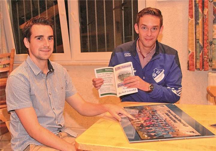 Der 24-jährige Michael Herzig (l.) spielt seit 18 Jahren in der Niederwerther Fußballmannschaft und ist Kapitän der Reservemannschaft. Der erst 25-jährige Matthias Klöckner führt die Geschäfte des Vereins nach außen. Stolz zeigt man die Festschrift von 2011 mit der Vereinsgeschichte.