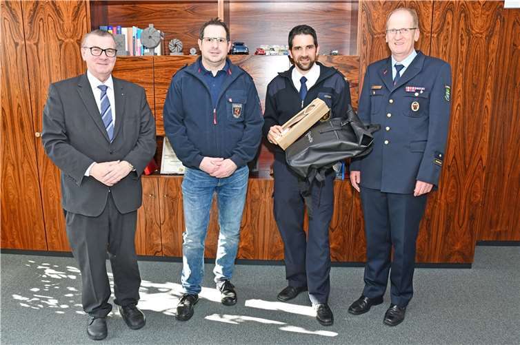 Der 25.000. Nutzer des BKS-Portals, Oberfeuerwehrmann Thorsten Hirt aus Macken (2.v.l.), gemeinsam mit (von links) Landrat Dr. Alexander Saftig, Bernd Dochow von der ADD und Brand- und Katastrophenschutzinspekteur Rainer Nell. Foto: Kreisverwaltung Mayen-Koblenz