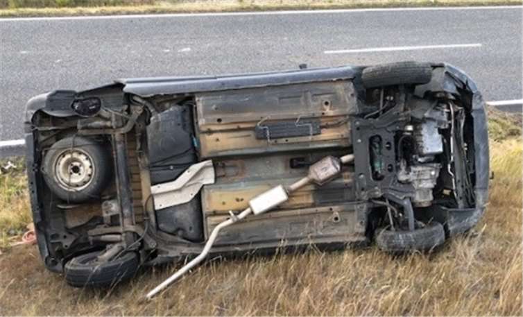 Der 31-jähriger Fahrer hatte sich mit seinem Fahrzeug mehrfach überschlagen. Foto: Polizei