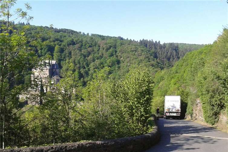 Der 38-jährige Lkw-Fahrer hatte sich von seinem Navi leiten lassen und festgefahren. Foto: Polizei