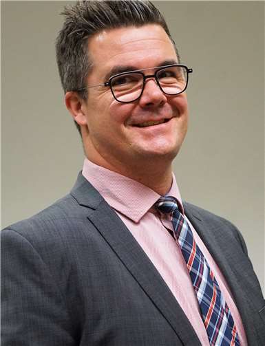 Der 38-jährige Verwaltungsfachwirt Peter Jung, Vater zweier Kinder, möchte sich im Bereich Jugend und Soziales für die Gesellschaft einbringen. Als Bürgermeister sieht er sich als Dienstleister für die Bürger.