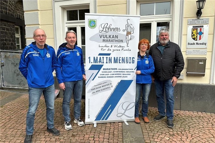 Der „44. Lohners Vulklan Marathon“ kann kommen. Die Verantwortlichen der LG Laacher See sind gut vorbereitet (von links): Fred Wehren, Frank Schäfer, Anita Massion und Achim Grün, Stadtbürgermeister Mendig. 