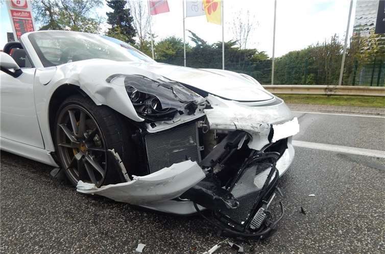 Der 47-jährige Porschefahrer wurde leicht verletzt.