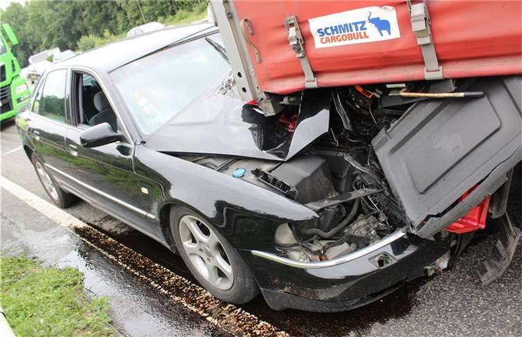 Der 48-jährige Pkw-Fahrer war eingeschlafen und hatte in Folge die Kontrolle über sein Fahrzeug verloren. Fotos: Polizei