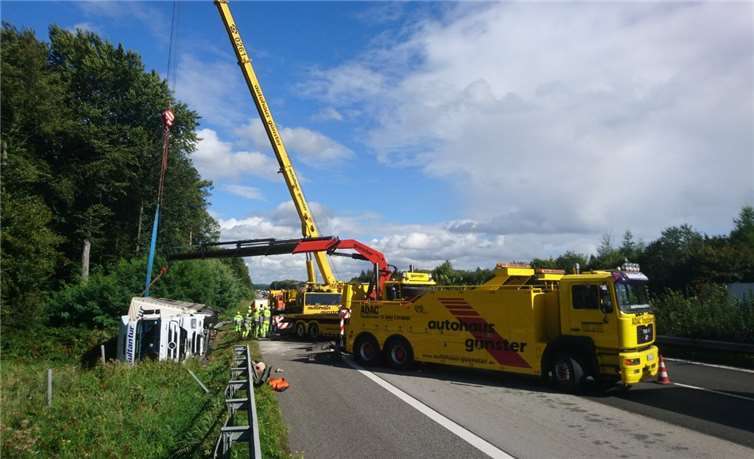 Der 49-jährige Fahrer eines Sattelzuges wurde durch ein Insekt in der Fahrerkabine abgelenkt und verlor dadurch die Kontrolle über das Fahrzeug. Polizei