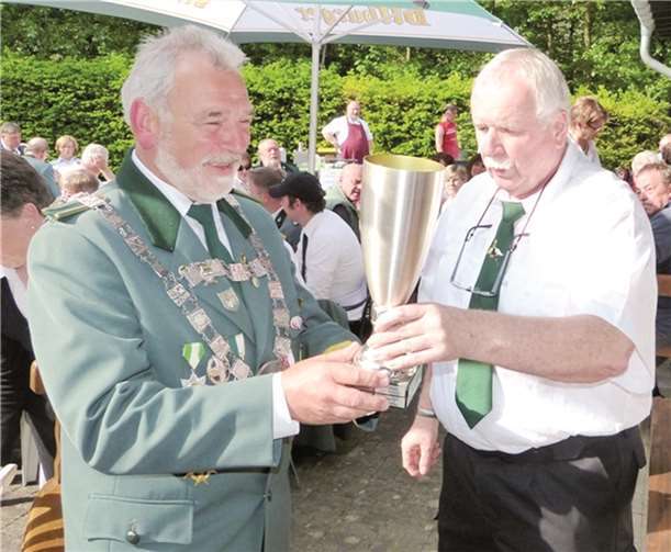 Der 50. Schützenkönig des Freundschaftsbundes Reiner Wolf bei der Pokalübergabe durch den Vorsitzenden.