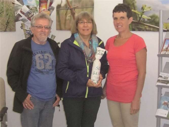 Der 500. Gast Gisela Harein mit Ehemann Werner freut sich über das Präsent aus den Händen von Heike Krüger.  privat