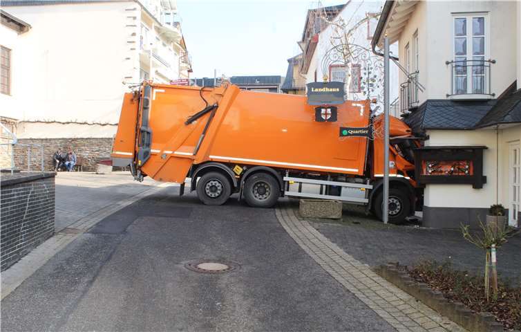Der 58-jähriger Fahrer eines Müllautos war mit dem Fahrzeug gegen ein Garagentor gefahren. Foto: Polizei