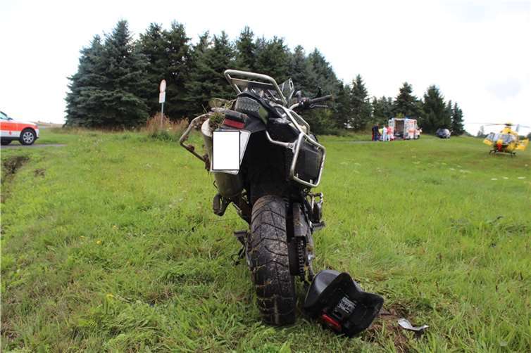 Der 59-jährige Motorradfahrer musste mittels Rettungshubschrauber ins Krankenhaus geflogen werden.