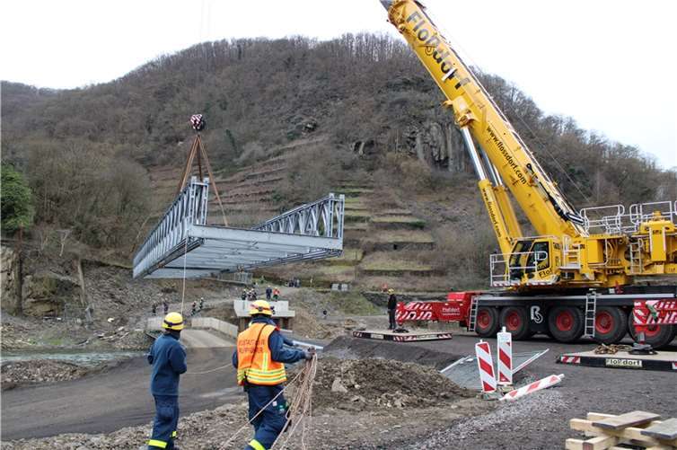 Der 71 Tonnen schwere Stahlkoloss schwebt über der Ahr.  Fotos: DU