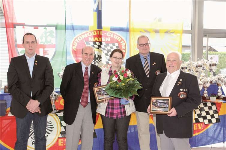 Der 76-jährige Heinz-Georg Bell und Stephanie Eder erhielten vom Vorstand besondere Helferauszeichnungen, die Anton Labonte wegen einer Erkrankung leider nicht persönlich in Empfang nehmen konnte.