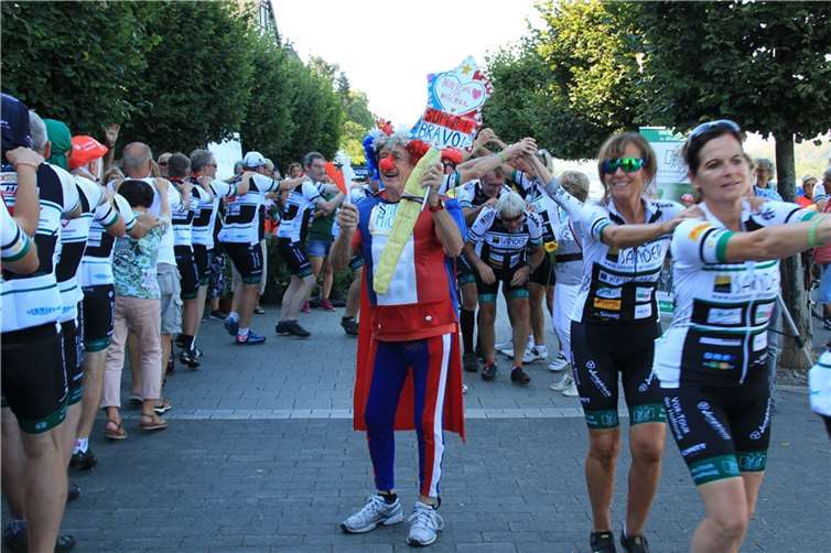 Der 81-jährige Franzose Michel Descombes ist Stimmungsmacher der Tour und hat nach eigenen Angaben in den vergangenen 40 Jahren rund eine halbe Million Euro für an Krebs erkrankte Kinder gesammelt.