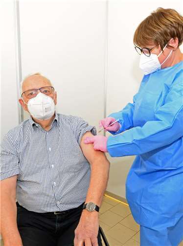 Der 84-jährige Dr. phil. Bernhard Löcher aus Diez bekam von der Medizinischen Fachangestellten Anette Hartlich die erste Corona-Schutzimpfung im Kreis-Impfzentrum in Lahnstein.