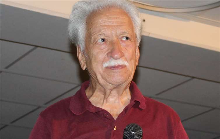 Der 86-jährige Besucher engagiert sich unermüdlich gegen Rassismus und Antisemitismus.