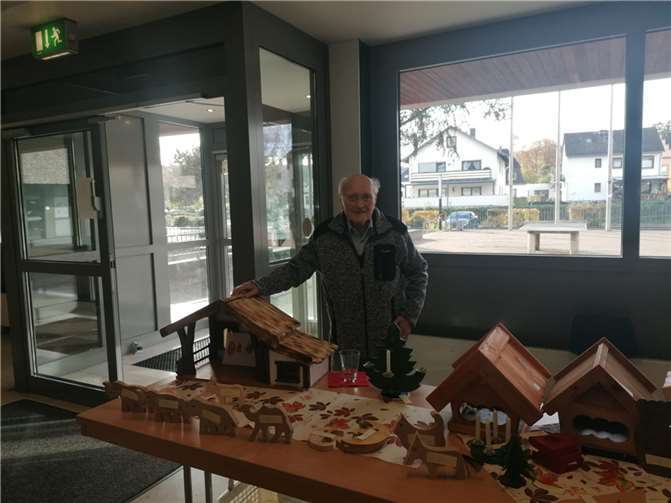 Der 88-jährige Karl Zimmermann aus Unkel ergänzte die Ausstellung durch eigene Arbeiten. Quelle: Stefan-Andres Realschule plus