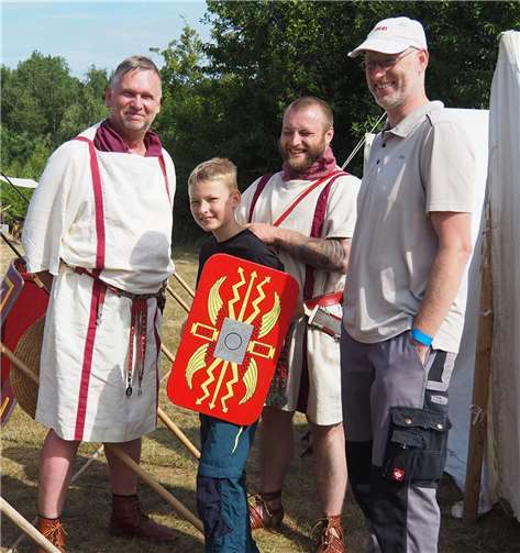 Der 9-jährige Vitus und sein Vater Mario aus Ingelheim hatten eine extra Audienz bei den Römern.
