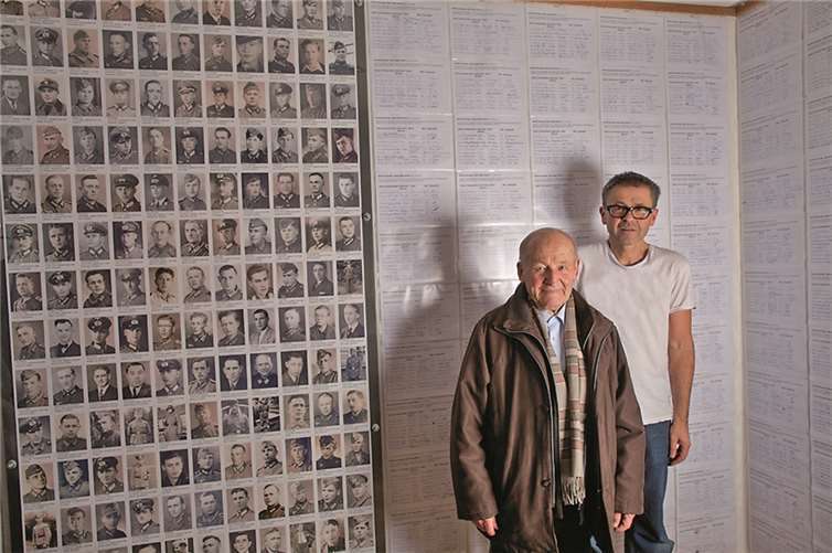 Der 92-jährige Mayener Josef Buhr (l.), gebürtiger Volkesfelder, ist einer der ältesten ehemaligen Soldaten aus der Pfarrgemeinde Rieden/Volkesfeld. Er war sehr berührt, als er seine drei gefallenen Cousins mit all den ehemaligen Schulkameraden und Altersgenossen auf der Tafel von Mario Engel das erste Mal zusammen erblickte. privat
