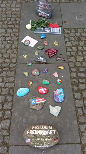 Der 96-jährige Zeitzeuge Jürgen Tegethoff brachte zusammen mit dem Journalisten Andrew Denison einen Stein zur deutsch-amerikanischen Freundschaft mit. Foto: privat