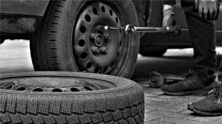 Winterreifen im Sommer: Risiko statt Ersparnis Der ADAC empfiehlt, rechtzeitig auf Sommerreifen zu wechseln, um Sicherheit und Fahrkomfort zu gewährleisten. Symbolfoto: Pixabay