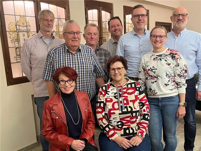 Der AKG-Senatsvorstand: (oben von links) Kassenprüfer Volkmar Grimm, Senatspräsident Franz Josef Platz, 2. Geschäftsführer Gerd Gey, 2. Schatzmeister Andreas Behrens, 1. Schatzmeister Stefan Heinzen, AKG-Delegierte Irena Klees, Beisitzer Frank Lemaire; sitzend von links: Stellv. Senatspräsidentin Marlis Blumenthal, 1. Geschäftsführerin Ingrid Derra. Nicht auf dem Foto: Beisitzerin Marlene Seeliger, Kassenprüfer Thomas Hewig. 