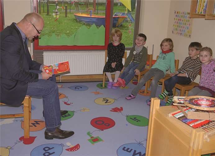 Der AOK-Bezirksgeschäftsführer hat sich gerne am bundesweiten Vorlesetag Zeit für Kinder genommen und die Chefetage in Koblenz mit einem Kita-Gruppenraum in Löf getauscht. privat