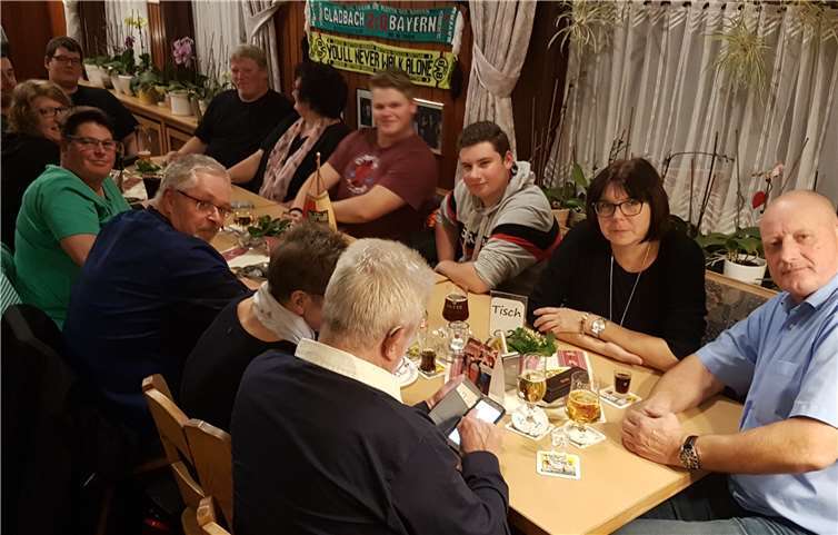 Der ASV 1972 Segendorf e. V. beim „Döbbekooche-Esssen“ im Vereinslokal. Foto: privat