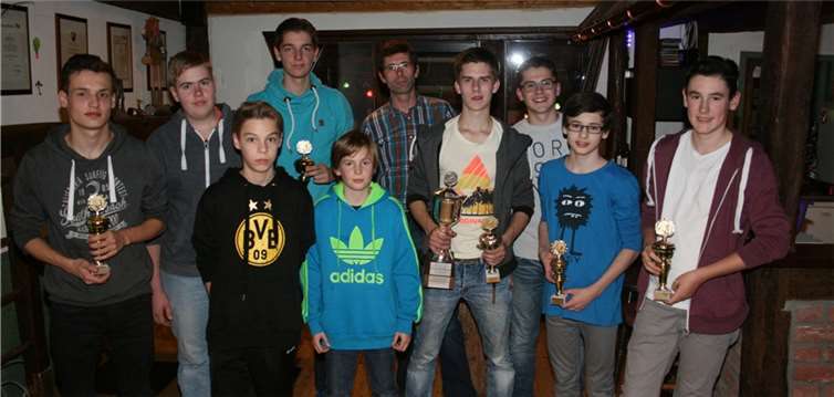 Der ASV-Vereinsjugendwart Guido Mertlich (Mitte) konnte den siegreichen Jugendlichen zu ihrem Erfolg gratulieren und überreichte die Pokale. WER