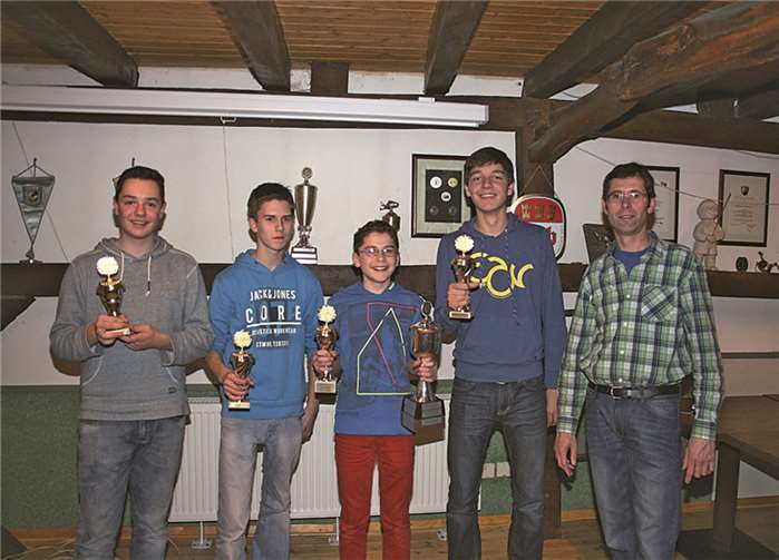 Der ASV-Vereinsjugendwart Guido Mertlich (rechts) konnte den Jugendlichen (von links) Erik Hansen, Matthias Mertlich, Vereinsmeister Alban Mertlich und Sören Nachtsheim zu ihrem Erfolg gratulieren und überreichte die Siegerpokale. Auf dem Bild fehlt Justin Zankl.privat