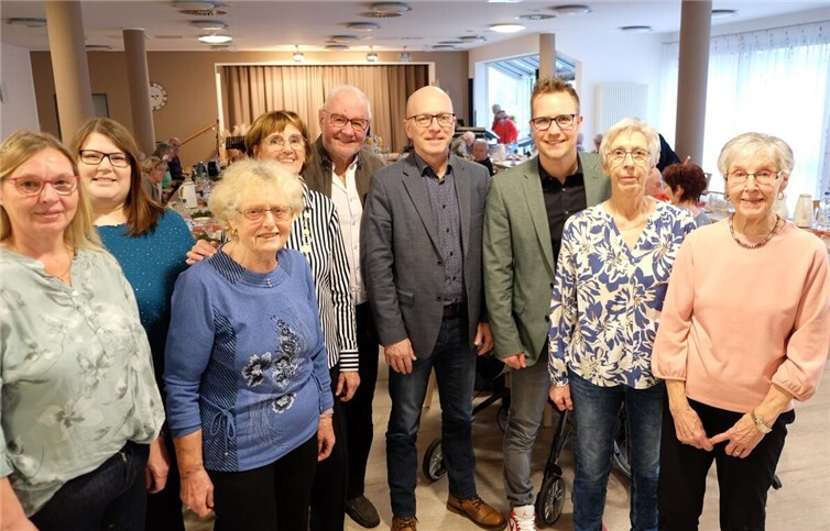 Der AWO Ortsvereinsvorstand Mayen mit Gästen hielt mit der Weihnachtsfeier eine schöne Weihnachtsfeier - mit Dirk Meid und Nicolas Cordes (4. und 3. von rechts).Foto: Axel Holz