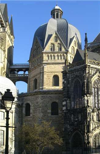 Aachen zwischen Römerstadt und Kaiserpfalz  Der Aachener Dom.
