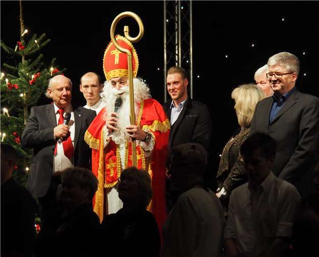 Der Abend endete mit dem Besuch des Nikolausund einigen gemeinsam gesungenen Liedern. Fotos: -HH-