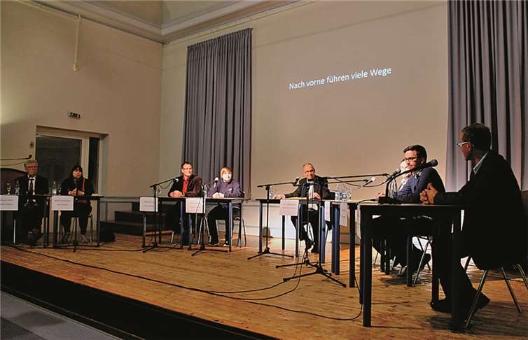 „Schüler sammelt selbst Erfahrungen“ Der Abend fand im Rahmen der Initiative des Ovalen Tisches der Landesregierung für Ausbildung und Fachkräftesicherung „Nach vorne führen viele Wege“ statt. (V.l.) Der Präsident der Handwerkskammer (HwK) Koblenz a.D. Werner Wittlich, Nadine Schrömges, Azubi (HwK), Heiko Schrörs, Geschäftsführer der Grothe IT-Service GmbH in Neuwied und Azubi Sandra Härtel (ebenfalls Grothe), RWG-Laufbahnberater PD Dr. Patrick Ostermann als Moderator, Holger Trende, Ausbildungsleiter der Stadt Neuwied und Niklas Klein, Azubi (Stadt Neuwied) sowie Hans-Joachim Schubert, Berufsberater für akademische Berufe der Agentur für Arbeit Neuwied. Privat