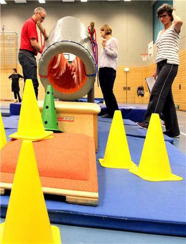 Der Abenteuer-Spielplatz in der Turnhalle ist schnell aufgebaut - Es fehlen die Kinder von sechs bis acht Jahren.Rudolf Weichsel