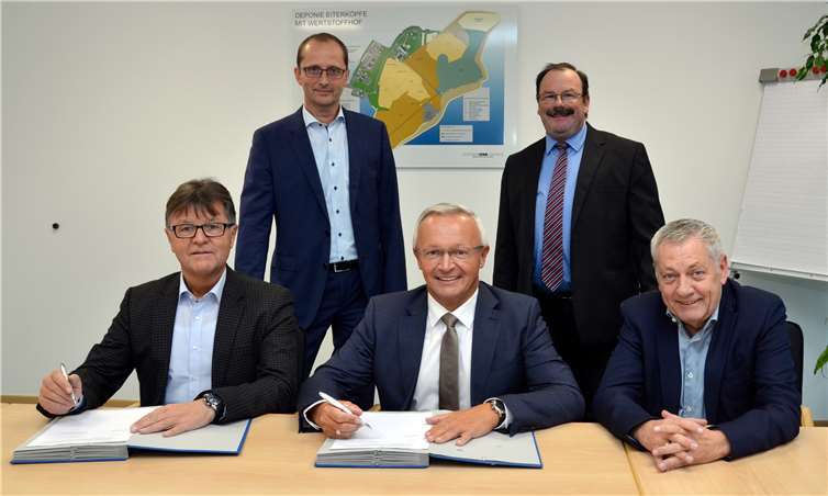 Der Abfallzweckverband Rhein-Mosel-Eifel und der Landkreis Neuwied haben eine Zweckvereinbarung zur Stärkung der interkommunalen Zusammenarbeit getroffen. Verbandsvorsteher Burkhard Nauroth (l.) und Achim Hallerbach, Landrat des Kreises Neuwied (Mitte) unterzeichneten im Beisein von Manfred Schnur (r.), stellvertretender AZV-Verbandsvorsteher und Landrat von Cochem-Zell, die Vereinbarung. privat