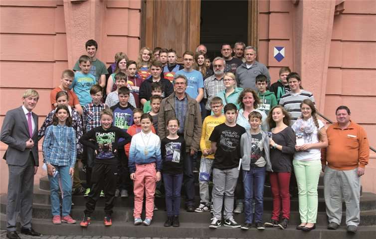 Der Abgeordnete Marc Ruland begrüßte die Besuchergruppe um Kreisjugendfeuerwehrwart Dieter Zimmermann.  Privat