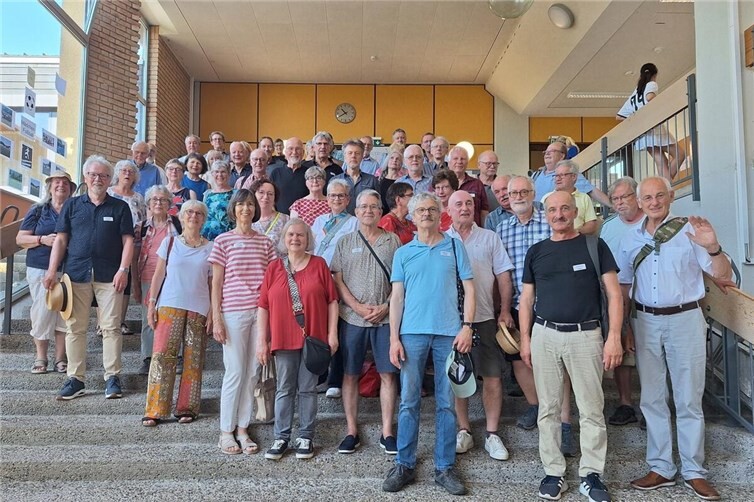 Der Abiturjahrgang 1976 auf der großen Innentreppe des Megina-Gymnasiums in Mayen.
