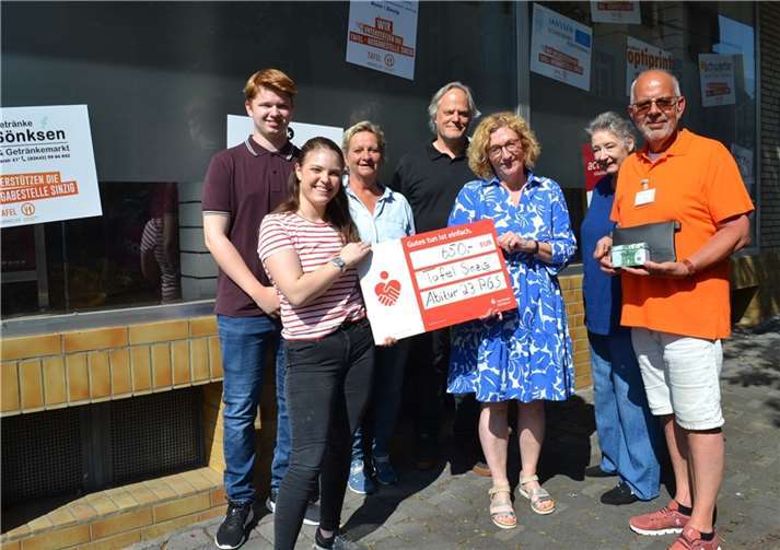 Der Abiturjahrgang 2023 unterstützt die Tafel. (Von links) Maximilian Pogacar, Anaïs Klein, Annette Stinshoff, Jens Bramer, Sybille Schwaegermann, Doris Heep und Ralf Eggert bei der Spendenübergabe vor der Ausgabestelle Sinzig.  Foto: E.T. Müller