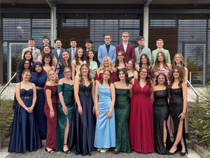 Der Abiturjahrgang 2026 der IGS Johanna Loewenherz Neuwied.  Foto: Holger Stenz